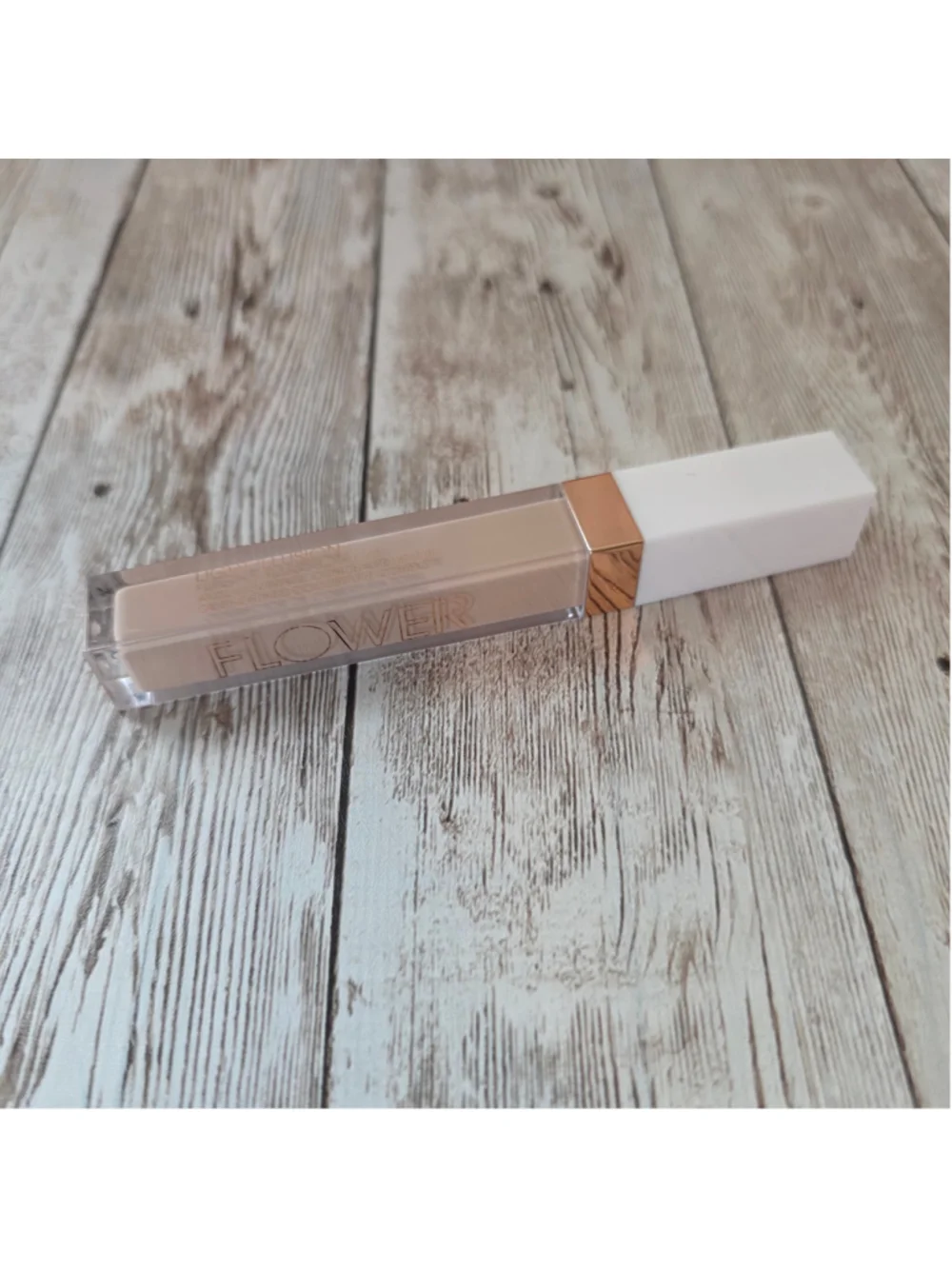 NWOT Flower Beauty Light Illusion Concealer Beige
